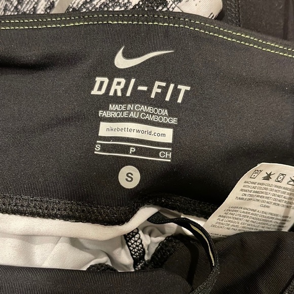 Nike Dri Fit 3/4 Snake Print Running Leggings High Waisted Size Small - Picture 3 of 9